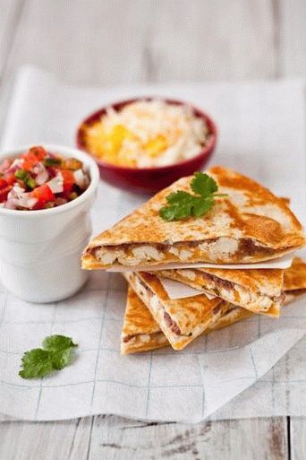 Photo de Quesadilla au poulet, haricots noirs et sauce salsa