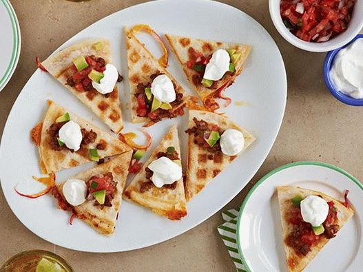 Photo de Quesadilla dans un gaufrier garni de viande