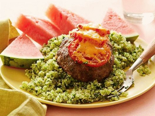 Photo de quinoa avec des côtelettes sous une croûte de fromage