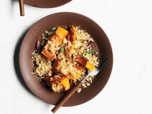 Photo de quinoa avec citrouille au four, dattes et sauge