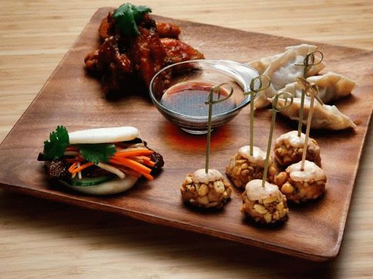 Photo de brioches chinoises avec du daikon mariné, des carottes et du bacon caramélisé