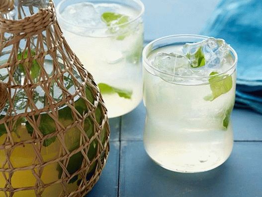 Photographie de cocktail - limonade à la menthe avec du rhum