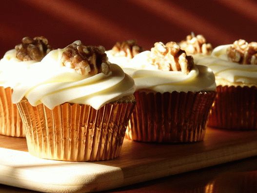 Petits gâteaux à l'érable avec noix et glaçage