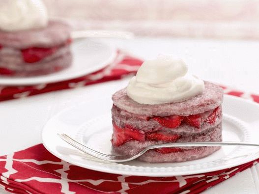 Pudding au pain aux fraises avec photo