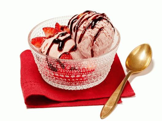 Crème glacée à la fraise avec sirop balsamique