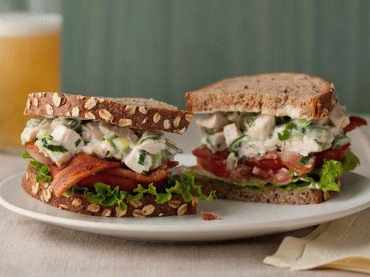 Sandwich club photo avec salade de poulet