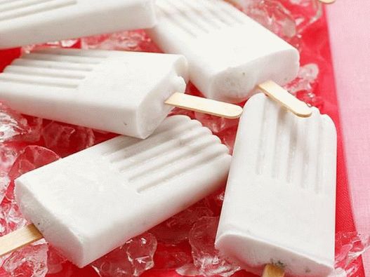 Photo de la crème glacée à la noix de coco sur un bâton