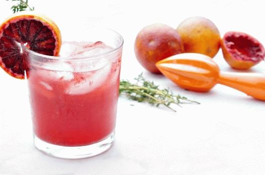 Photo cocktail de campari et orange rouge