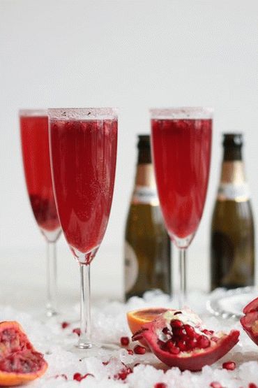 Photo cocktail avec champagne et grenade