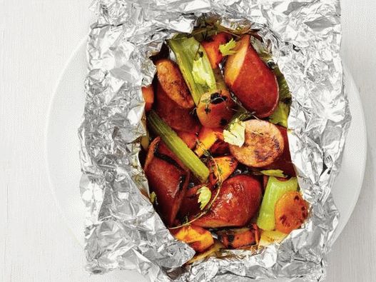 Photo de saucisses à la patate douce dans des paquets d'aluminium grillés