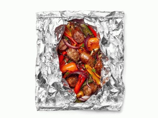 Photo de saucisses et de poivre avec de la bière, frites dans du papier