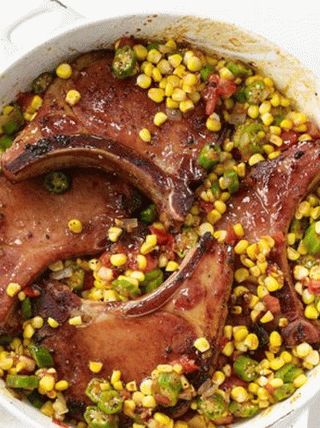 Photo Côtelettes de porc fumées au maïs et au gombo