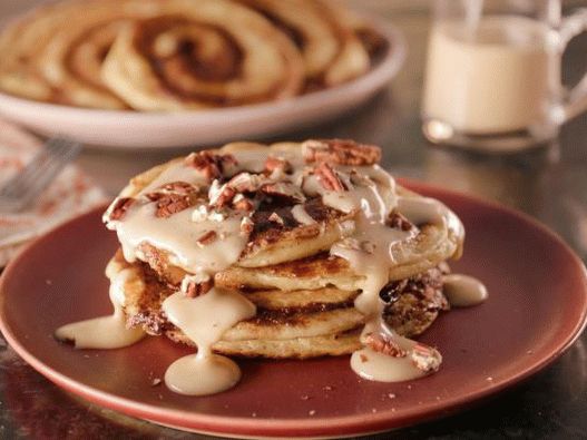 Photo de brioches à la cannelle et à la cannelle Cinnabon avec du glaçage au sirop d'érable et au fromage à la crème