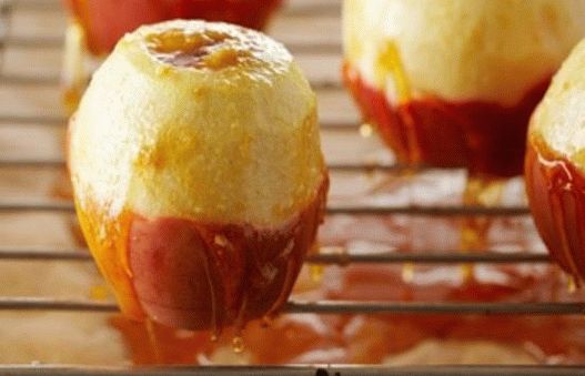 Photo de crème brûlée dans des pommes au four avec caramel citron
