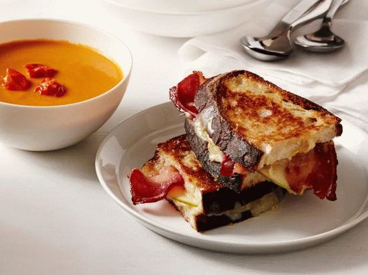 Photo Velouté de tomates au four et un sandwich au fromage et au bacon