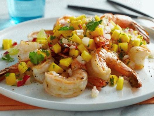 Photo de crevettes grillées avec salsa à la mangue, au citron vert et aux radis