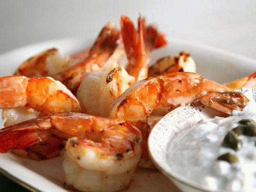 Photo de crevettes grillées avec sauce zadziki et câpres