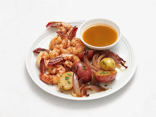 Photo de crevettes avec des pommes de terre, grillées à la bière