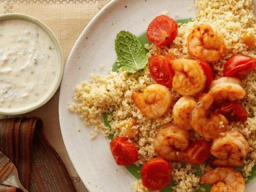 Photo Crevettes au couscous, au yogourt et à la sauce hummus