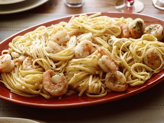 Photo Crevettes à la sauce à l'ail et au citron avec des pâtes