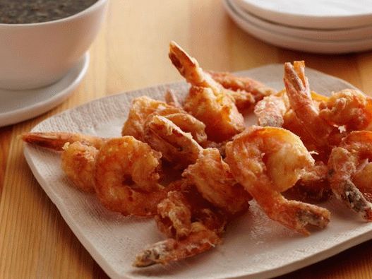 Photo de crevettes tempura avec sauce soja au saké