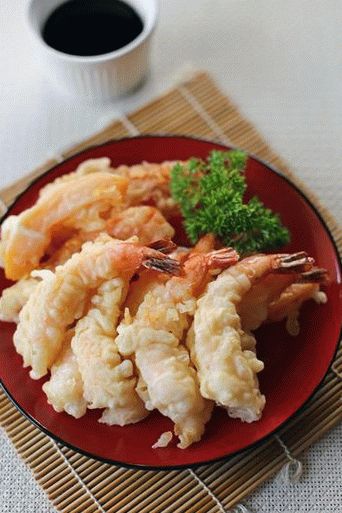 Photo Crevettes à la pâte tempura avec sauce dip