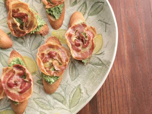 Photo de Crostini avec pancetta croustillante et pesto à la rucola