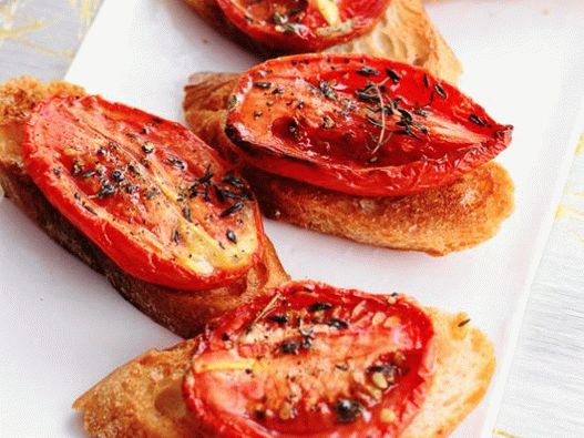 Photo de Crostini avec tomates séchées et thym