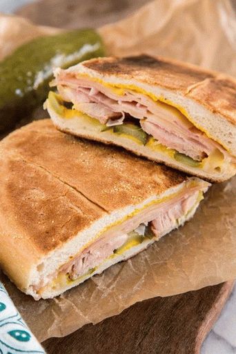Photo d'un sandwich cubain sur un pain français