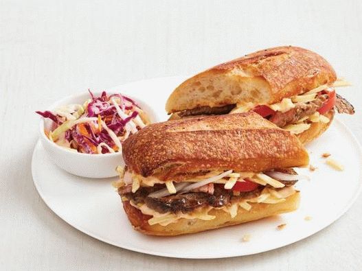 Photo d'un sandwich cubain avec des pailles de bœuf et de pomme de terre