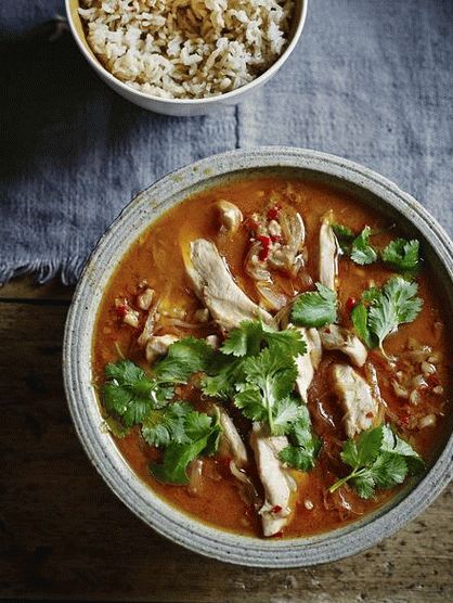 Photo de poulet cuit dans une sauce aux cacahuètes et assaisonnement au curry