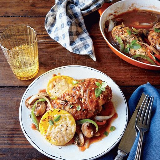 Photo Poulet cuit à la sauce tomate avec champignons de chasse (Poulet Cacciatore) et polenta