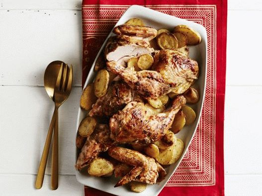 Poulet au four avec des oranges, des pommes de terre et de la cardamome