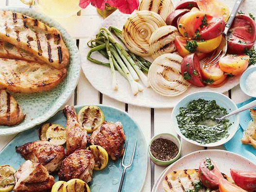 Poulet grillé avec citron et tomates grillées