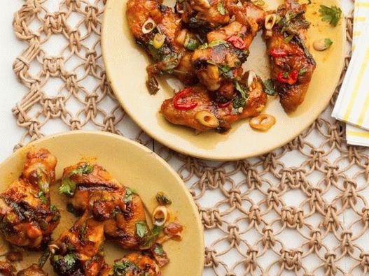 Ailes de poulet grillées fumées avec chili rouge mariné et dattes