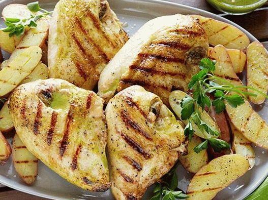 Poitrines de poulet grillées et jeunes pommes de terre à la vinaigrette avec ail et origan frits
