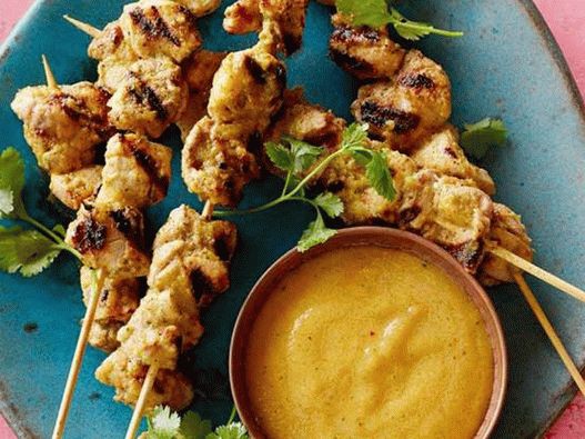 Brochettes de poulet grillé avec chutney à la pêche
