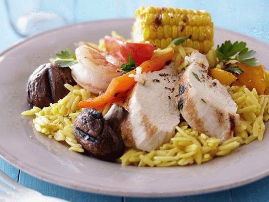 Photo de poulet grillé aux pâtes d'orzo au crevettes, au maïs et au safran