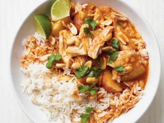 Photo d'un poulet cuit lentement avec une sauce au curry