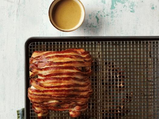 Photo de poulet au four enveloppé dans du bacon