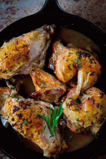 Photo poulet frit grec dans une poêle