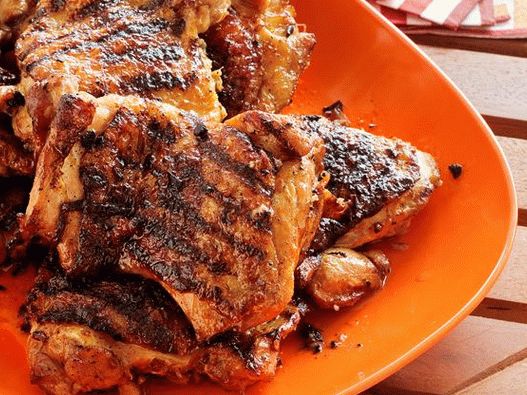 Photo de cuisses de poulet grillées dans une marinade à l'ail et au gingembre