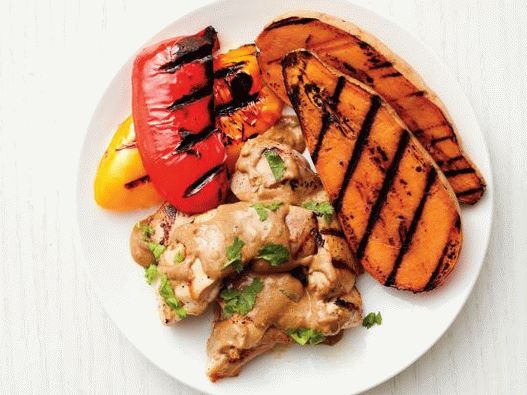 Cuisses de poulet avec légumes grillés et sauce aux graines de tournesol