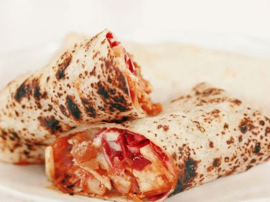 Burritos au poulet avec haricots et chou rouge à la sauce épicée