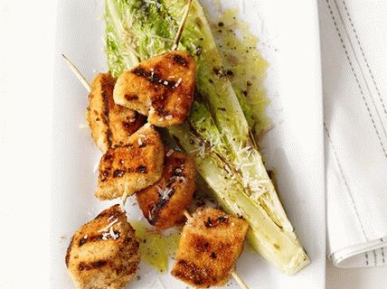 Photo de poitrines de poulet grillées et de salade romaine romaine