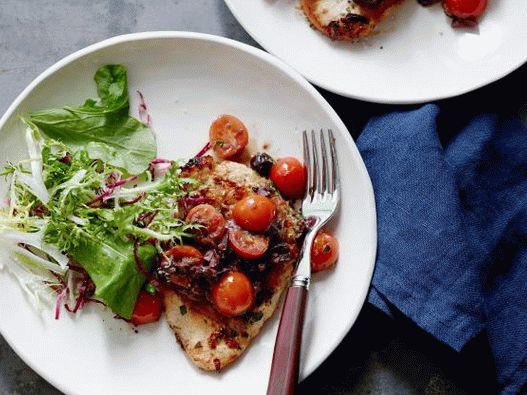Photo de poitrine de poulet frite dans une casserole avec sauce tomate et olive