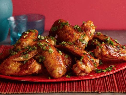 Photo d'ailes de poulet cuites au four dans le glaçage aux prunes