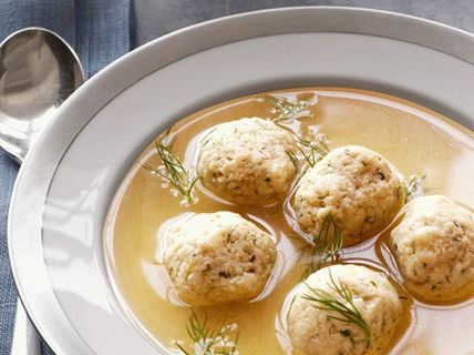 Bouillon de poulet avec boulettes de pain azyme
