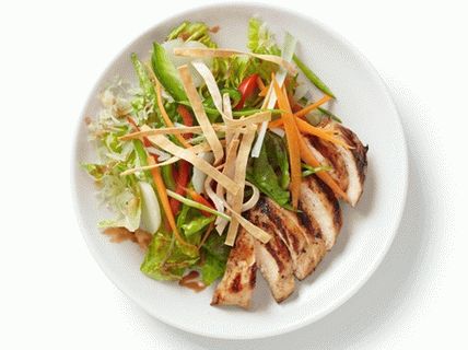 Salade de poulet de style asiatique avec vinaigrette cerises et noix