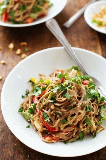 Salade de poulet avec nouilles au sarrasin